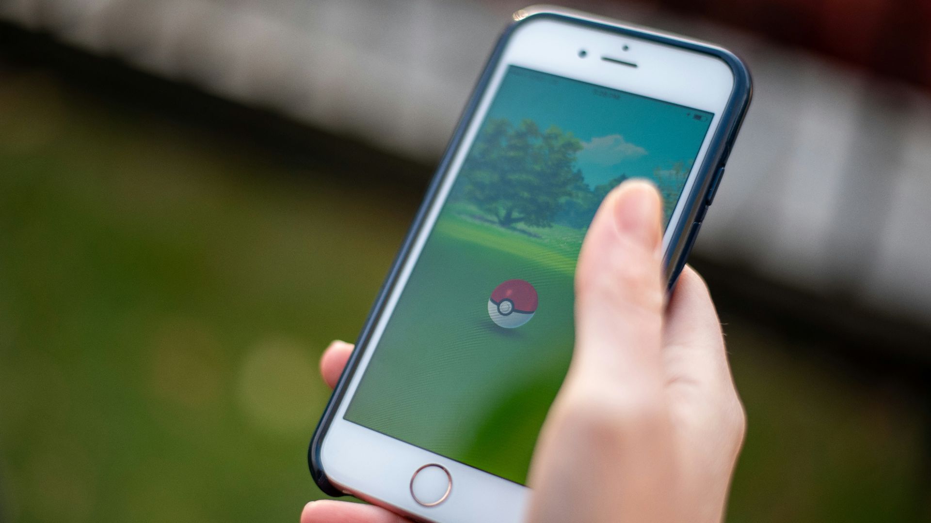 a hand holding a cell phone