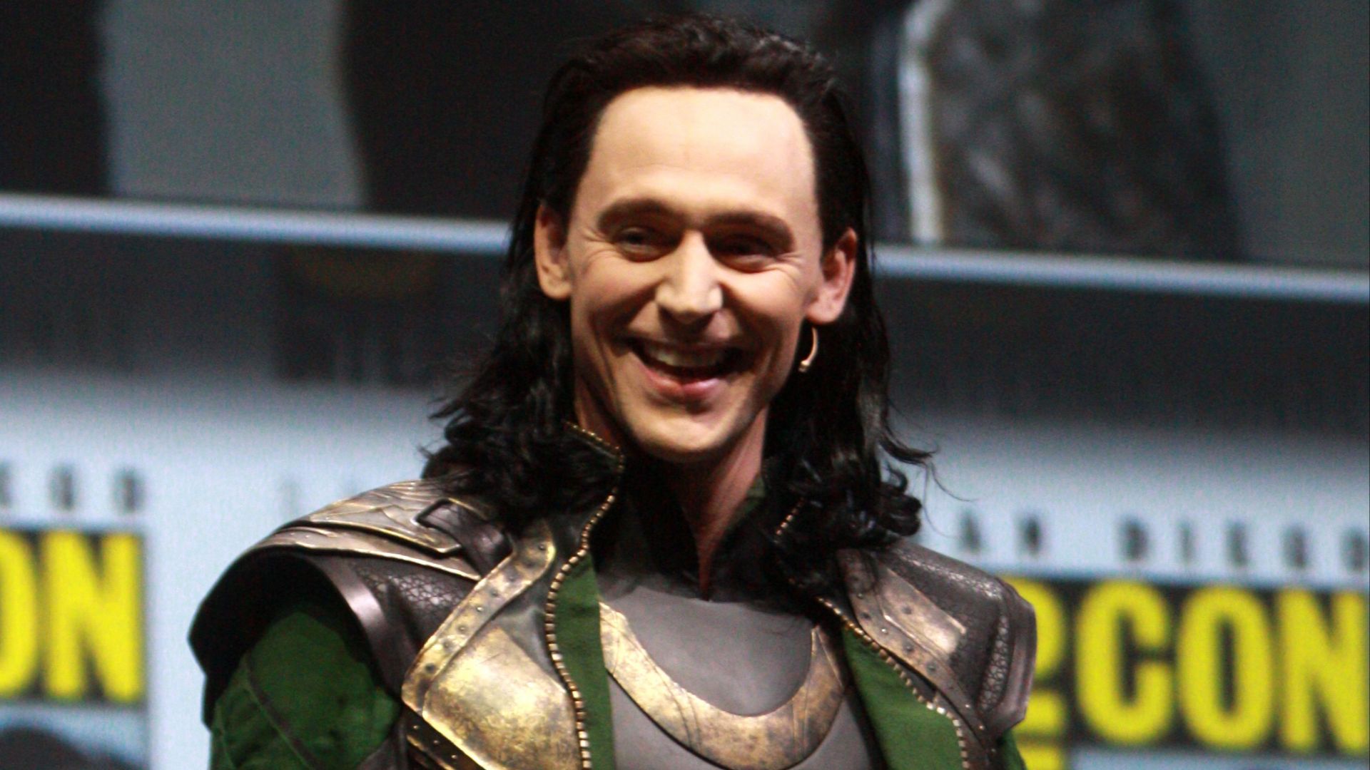 File:Tom Hiddleston by Gage Skidmore (cropped).jpg