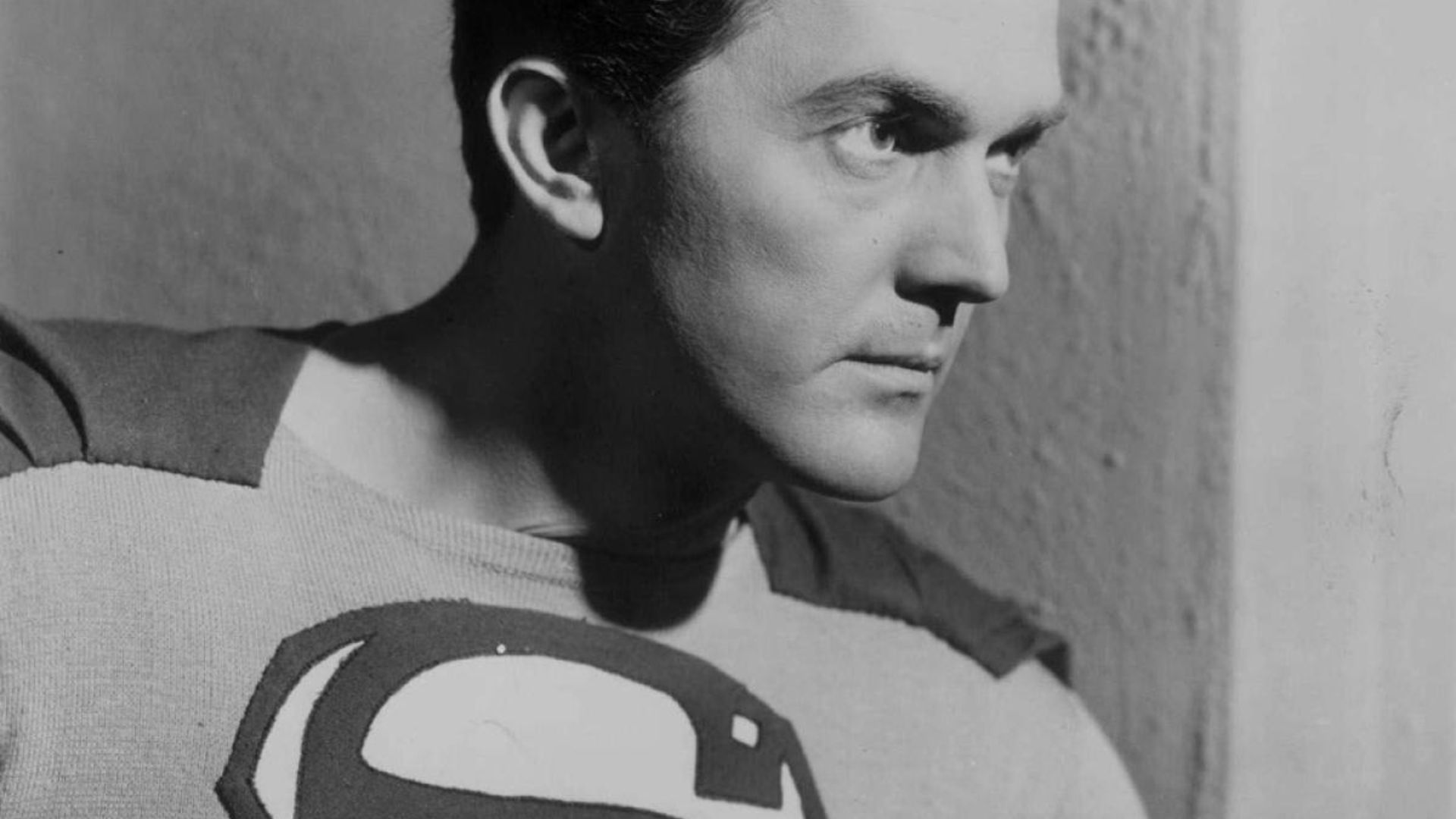 File:Kirk Alyn as Superman in a publicity still from 1948.jpg