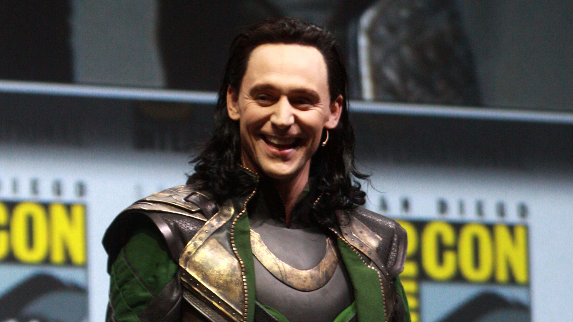 File:Tom Hiddleston by Gage Skidmore.jpg