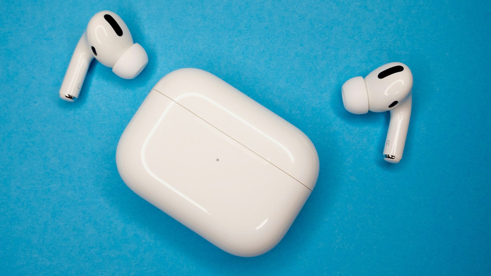 white apple airpods charging case