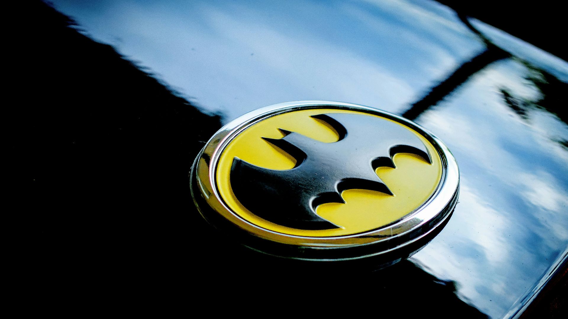 gold and silver round plate