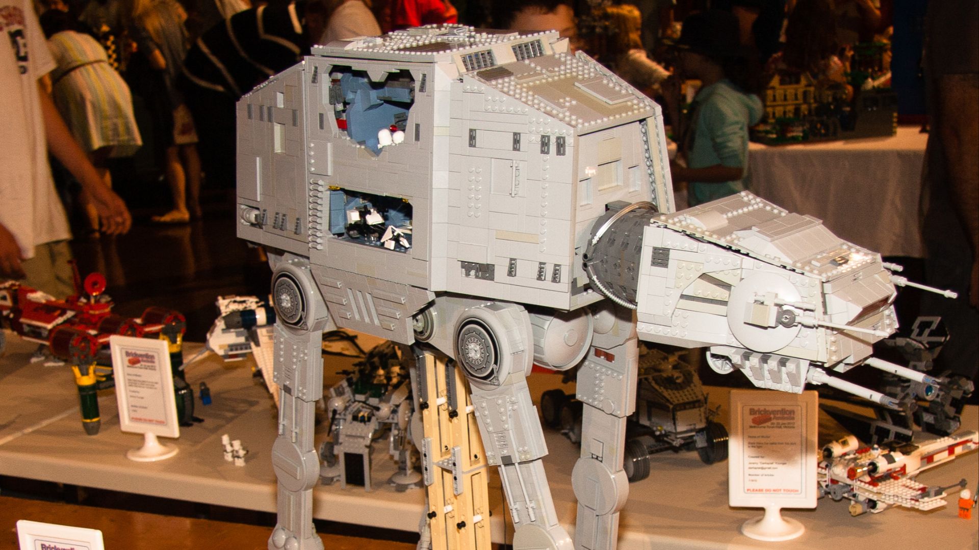 File:LEGO Star Wars AT-AT Walker (6740891981).jpg