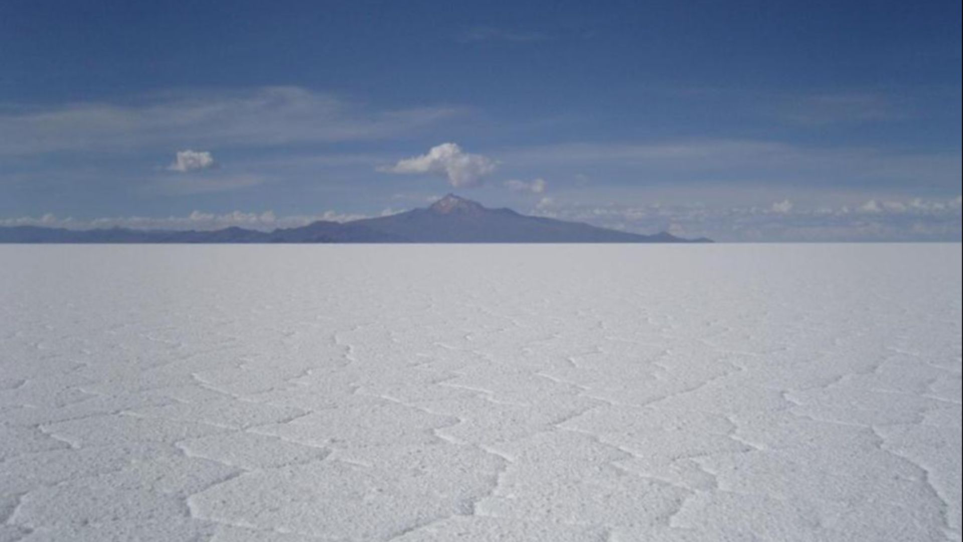 File:Salar de Uyuni, Volcan Thunupa.jpg