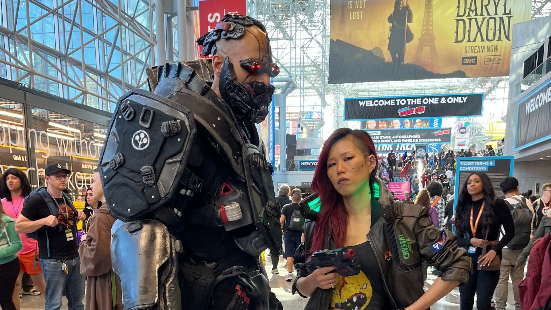File:2023 NYCC Cosplay of Adam Smasher and V from Cyberpunk 2077.jpg