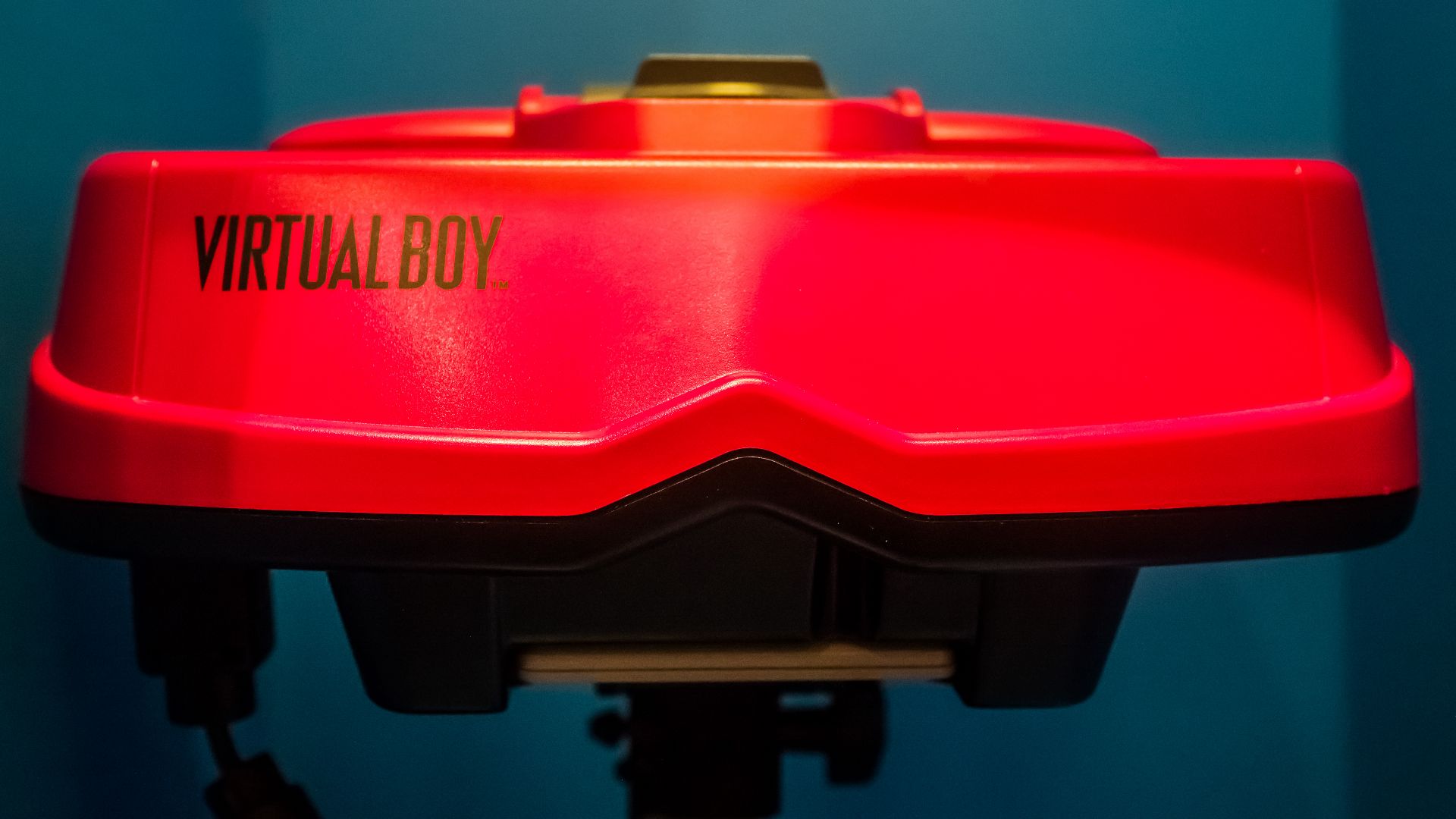 File:Virtual Boy helmet in Computerspielemuseum, Berlin (30757784435).jpg