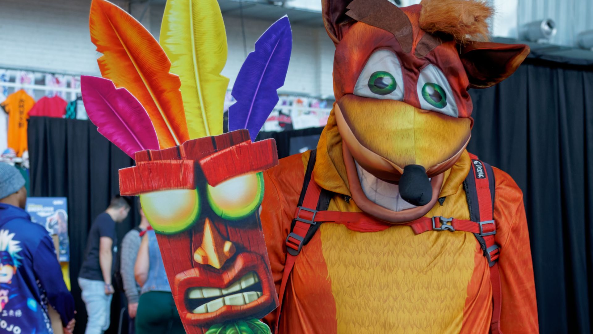 File:Cosplay of Crash Bandicoot and Aku Aku at Brussels Comic Con 2022 (51972756628).jpg
