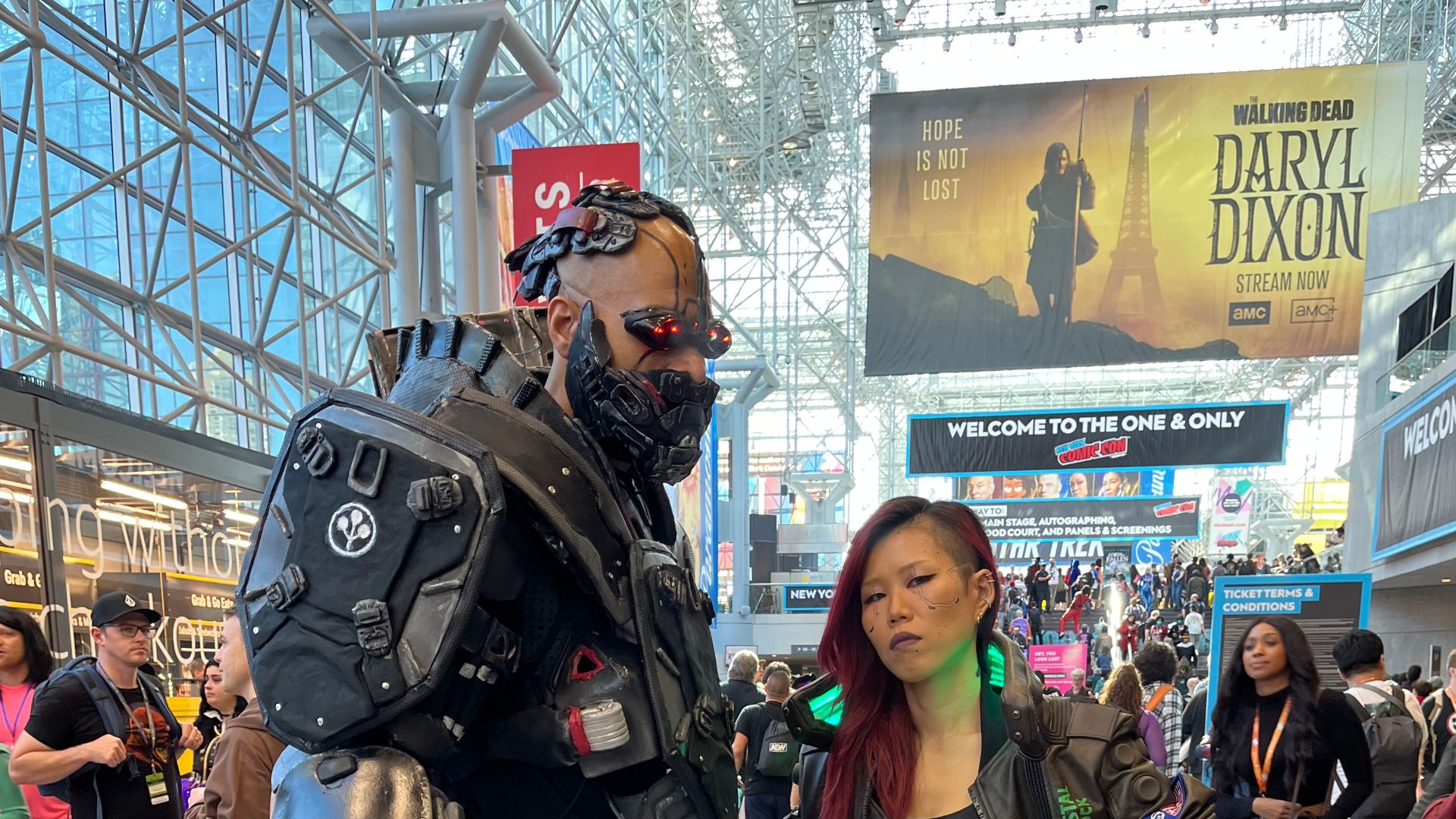 File:2023 NYCC Cosplay of Adam Smasher and V from Cyberpunk 2077.jpg