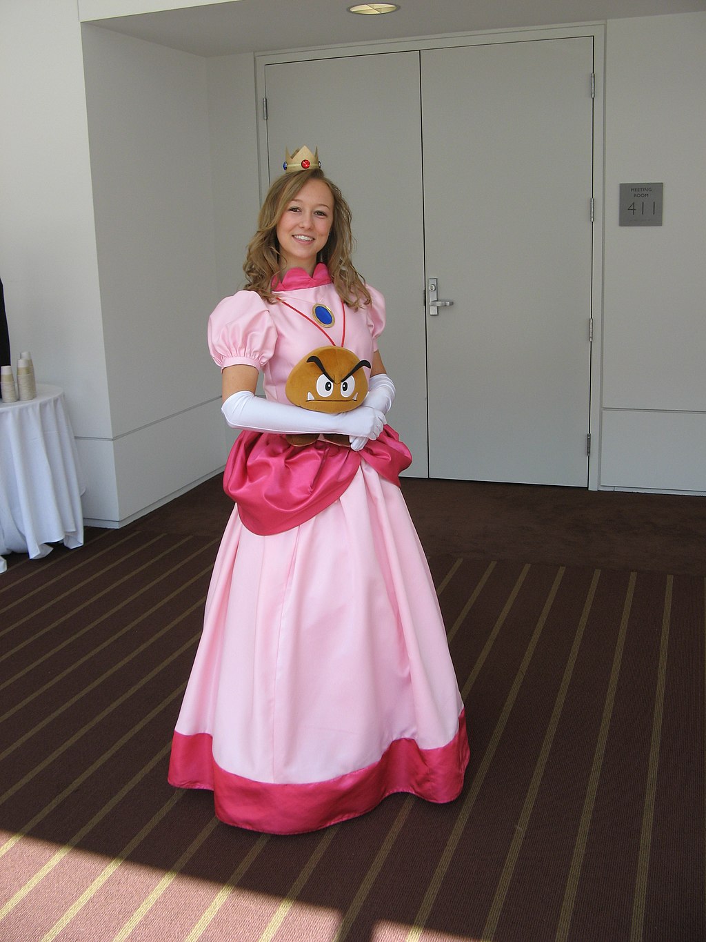 1024px-Cosplayer_of_Princess_Peach_at_Tekkoshocon_20090404a-2.jpg