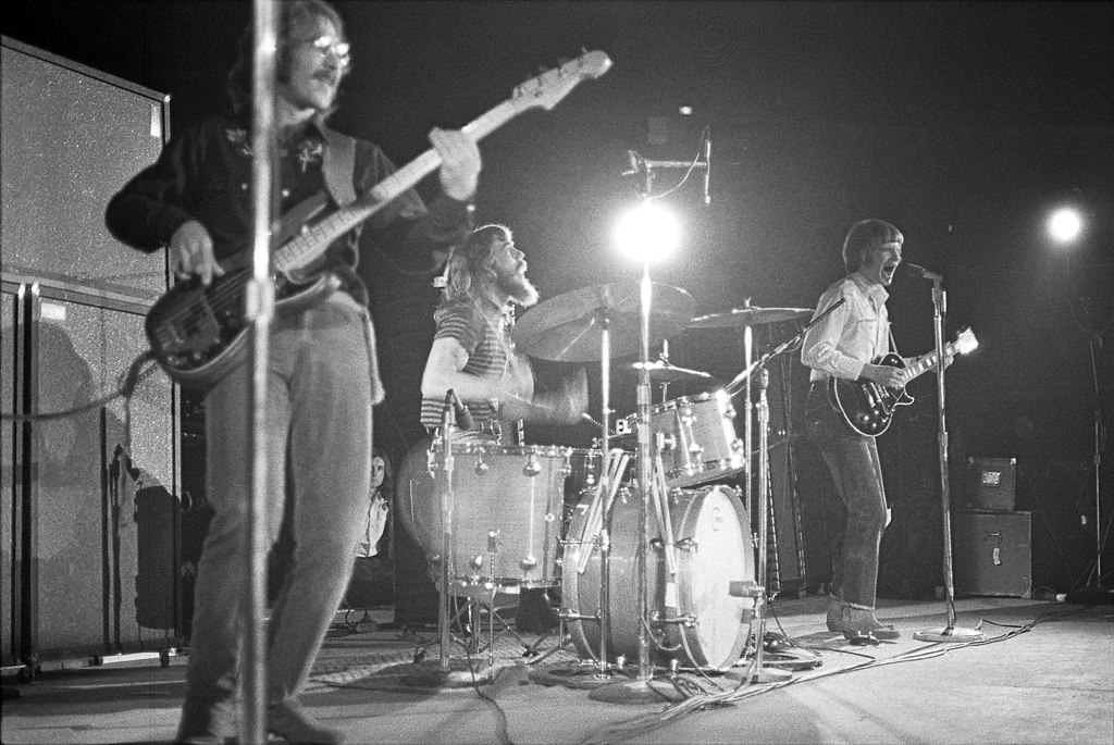 1024px-Creedence_Clearwater_Revival_performing_on_stage_at_the_Forum-2.jpg