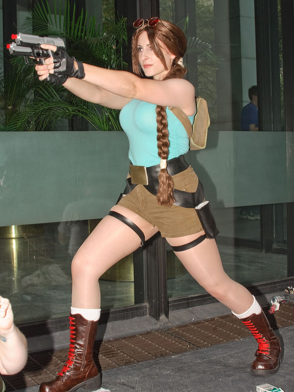 1024px-DragonCon_2009_-_Lara_Croft_Cosplayer-2.jpg