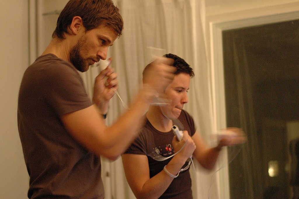 1024px-Duo_playing_Wii_Sports.jpg