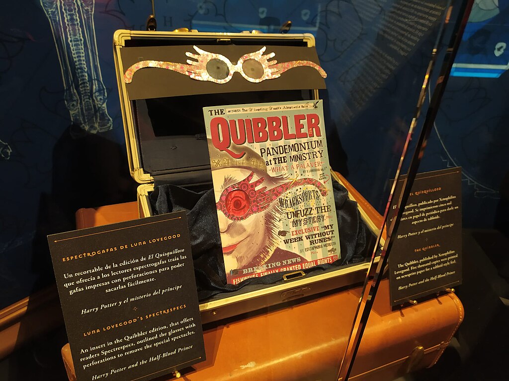 1024px-Espectrolentes_de_Luna_Lovegood_na_Harry_Potter_Exhibition_Barcelona_2024.jpg