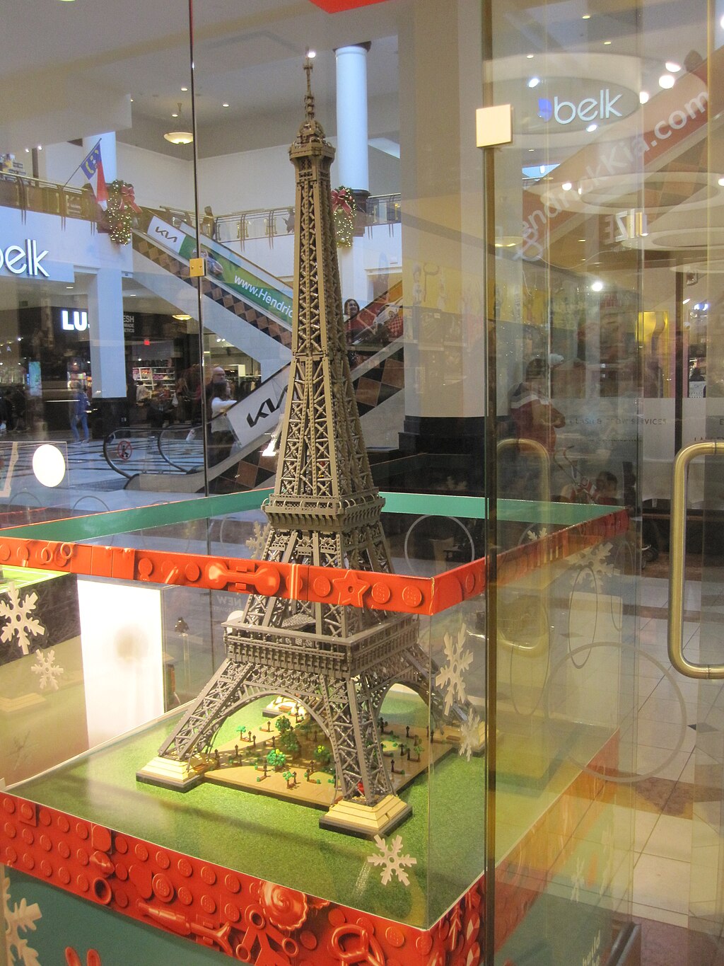 1024px-LEGO_Eiffel_Tower_on_Display-1.jpg
