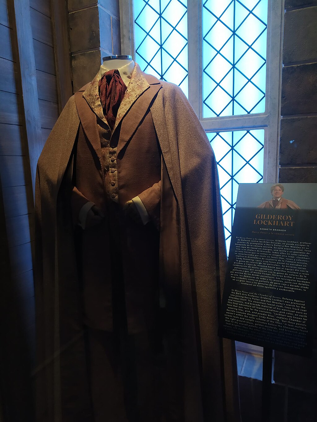 1024px-Traxe_de_Gilderoy_Lockhart_na_Harry_Potter_Exhibition_Barcelona_2024.jpg