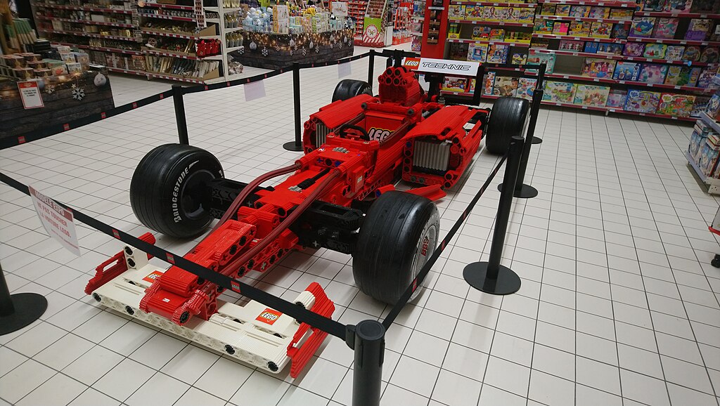 1024px-W3460_FerrariF1Lego_22117XA2-2.jpg