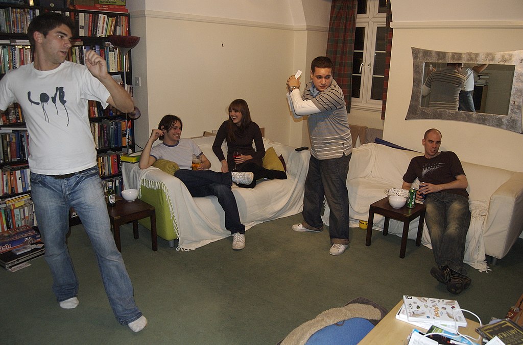 1024px-Wii_Sports_People_playing_Wii_Baseball.jpg