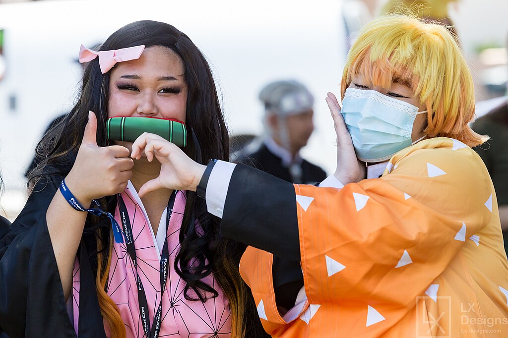 1024px-cosplayofnezukokamadoandzenitsuagatsumafromdemonslayerkimetsunoyaibaatfanimecon202353056018850.jpg