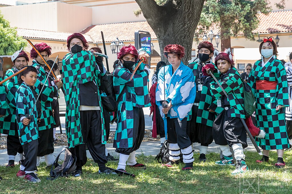 1024px-cosplayoftanjirokamadofromdemonslayerkimetsunoyaibaatfanimecon202353056019220.jpg