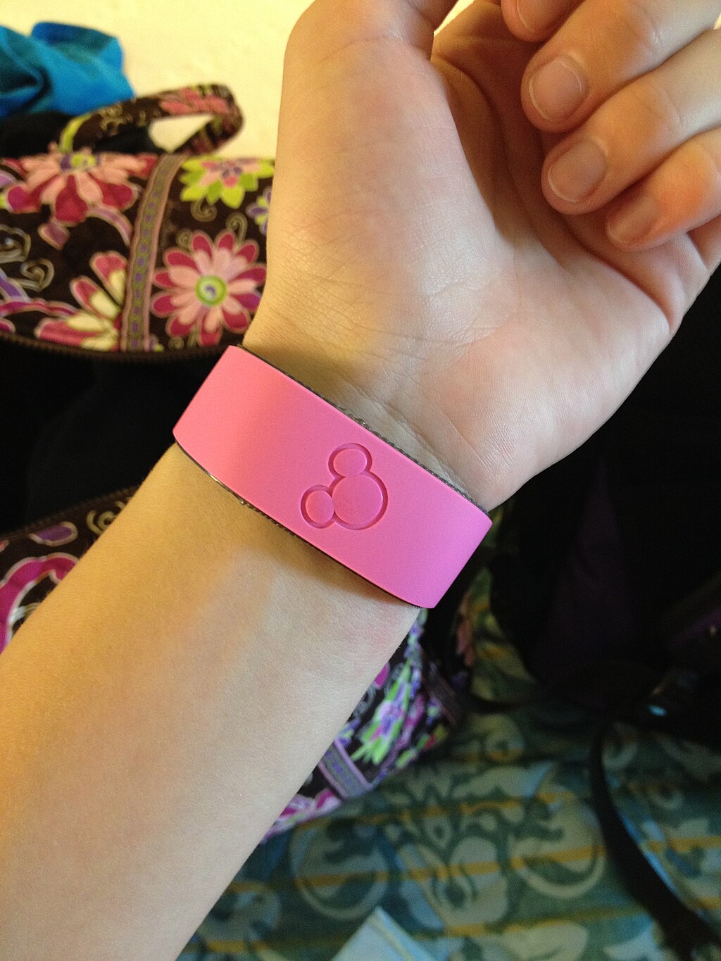1024px-disneysmagicband-1.jpg