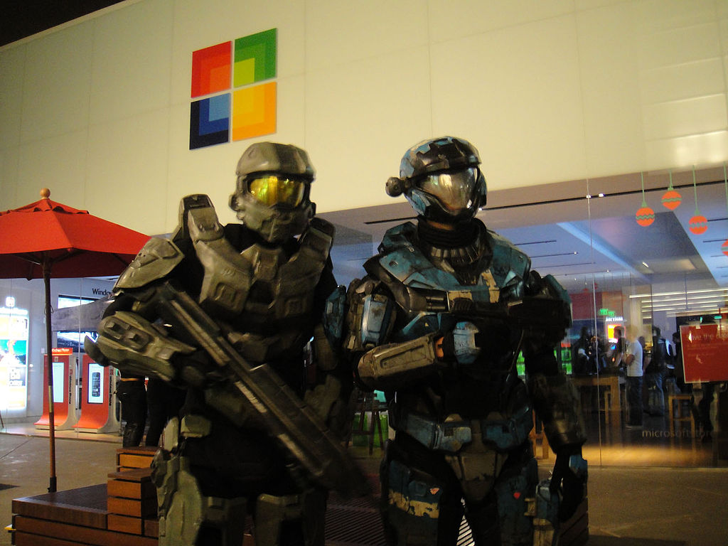 1024px-haloanniversarylagamelaunch-spartanandmasterchief6381866931.jpg