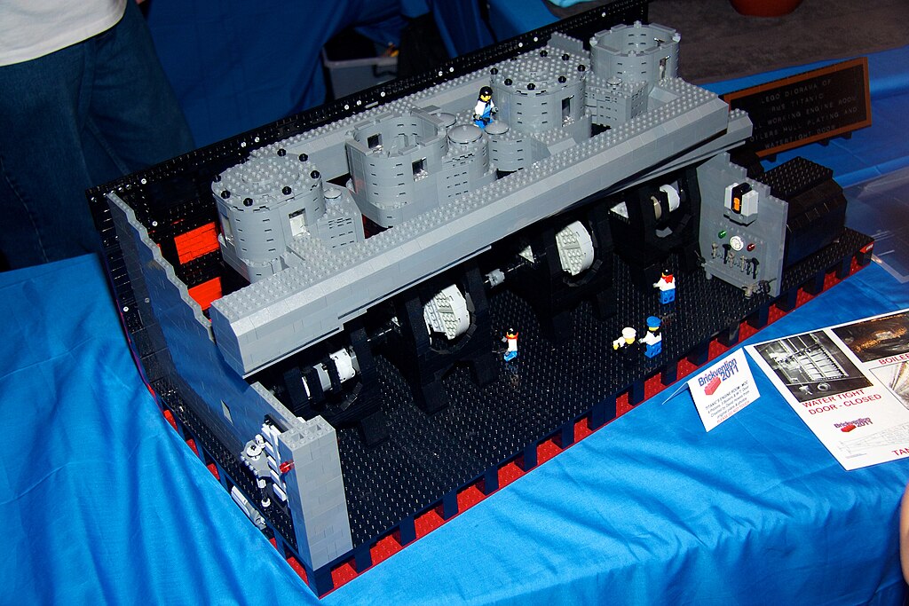 1024px-legotitanicengine5359296869-2.jpg