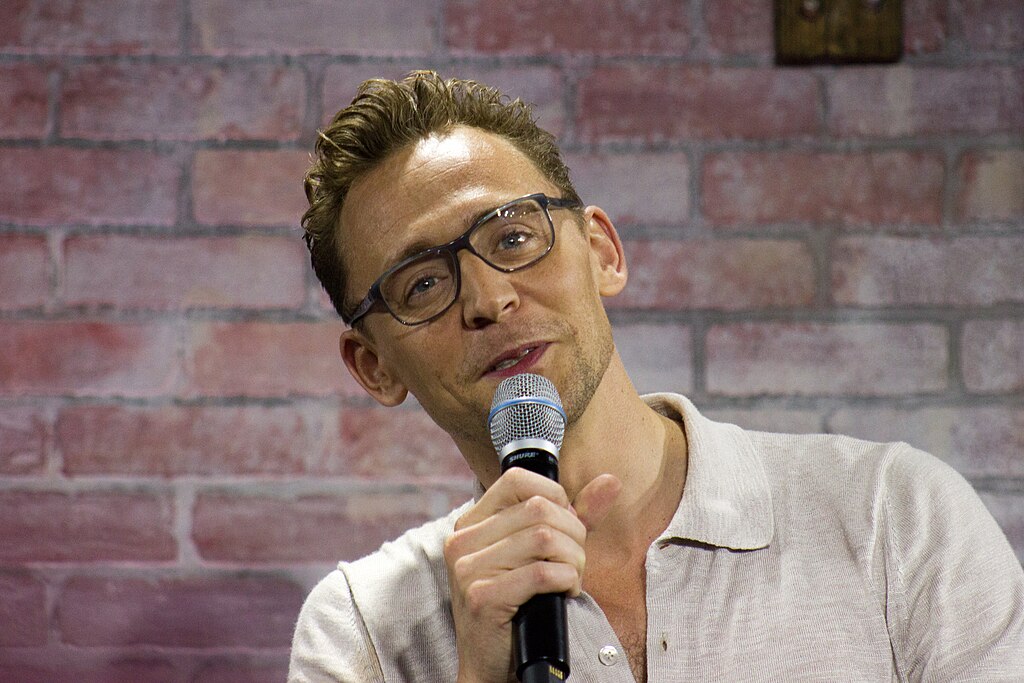 1024px-tomhiddleston28827346203-2.jpg