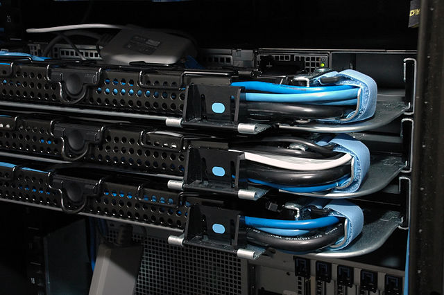 640px-Cable_Management_Dell_1950-1.jpg