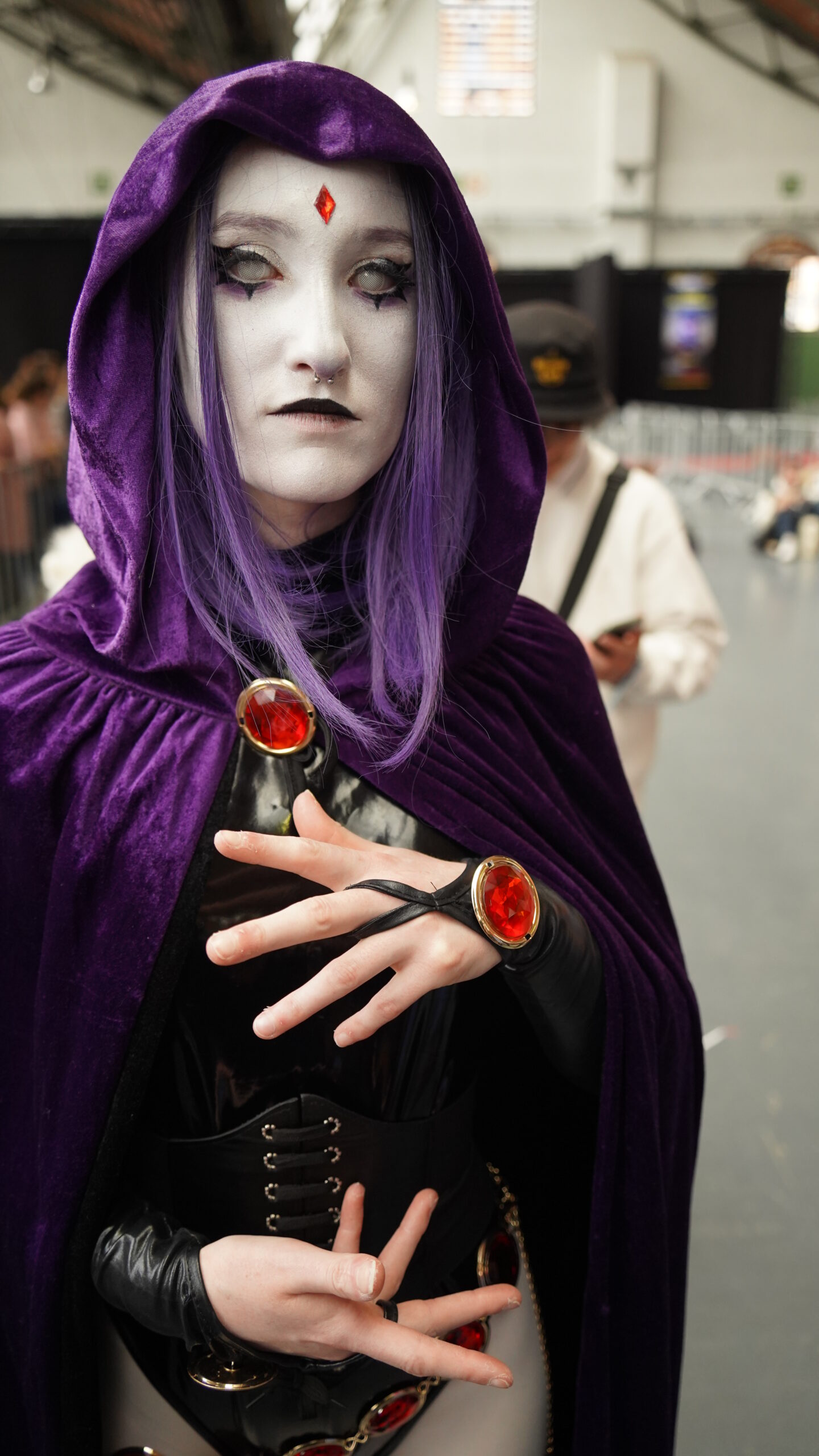 Comiccon_Brussels_2023_-_Cosplay_of_Raven_3-scaled-1.jpg