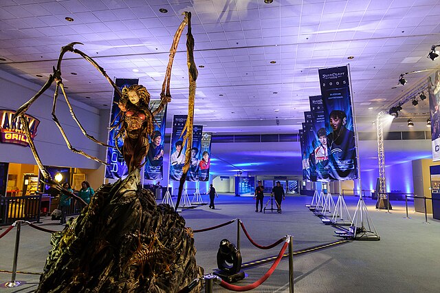 Sarah_Kerrigan_statue_at_BlizzCon_2014_entry.jpg