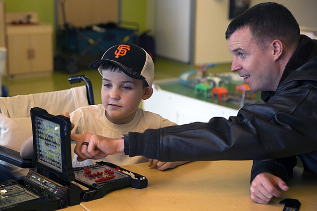 usnavycaptplaystheboardgamebattleshipwithapatientatchildrenshospital30116294906-2.jpg