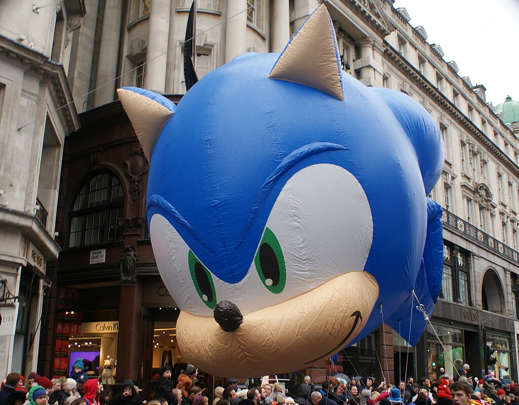 viewofalargeinflatablesonicthehedgehoginthehamleystoyparade-geographorguk-5199998-2.jpg