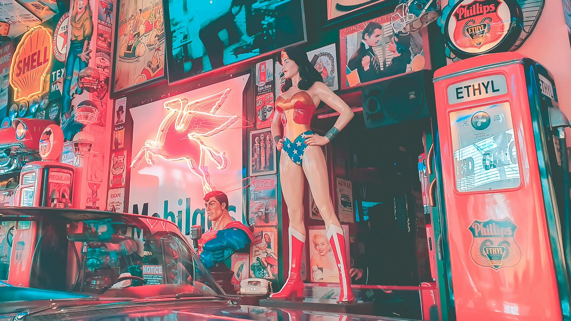 Wonder Woman statue