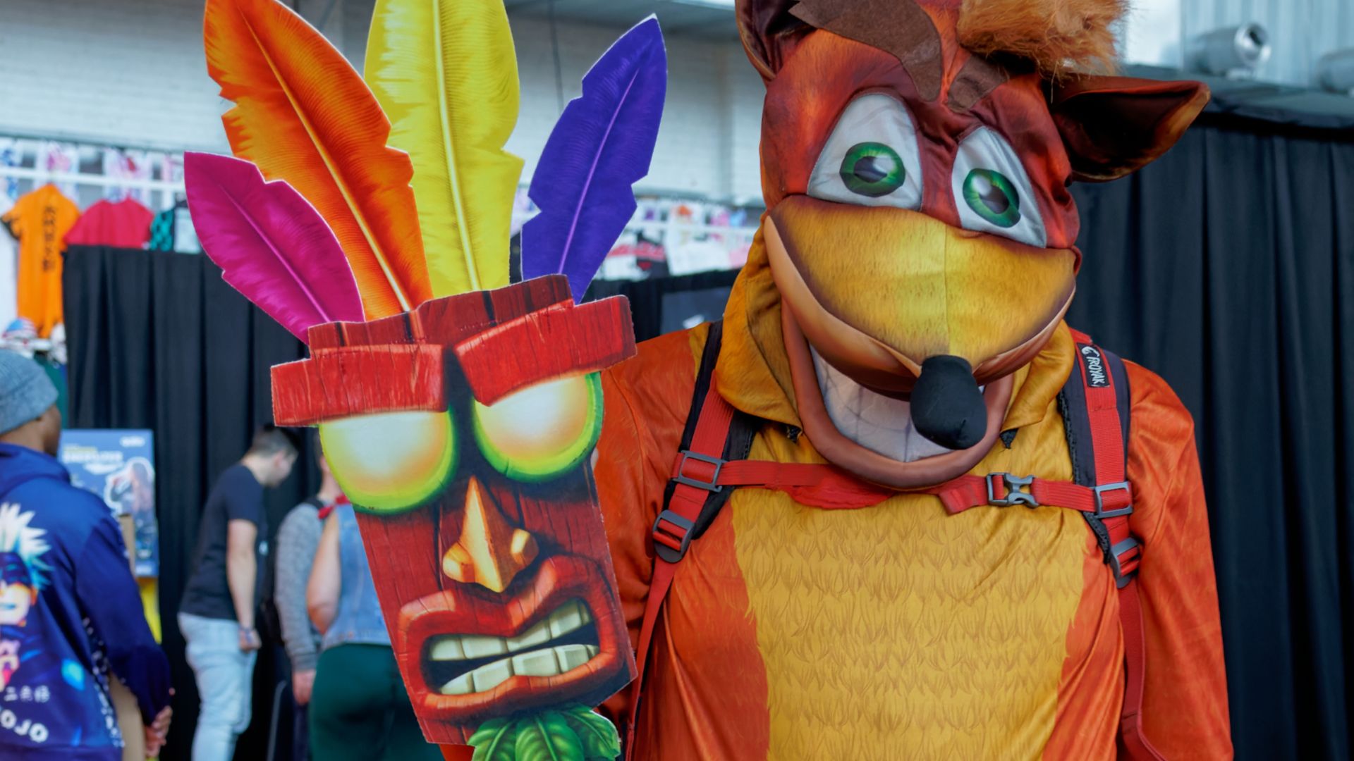 File:Cosplay of Crash Bandicoot and Aku Aku at Brussels Comic Con 2022 (51972756628).jpg