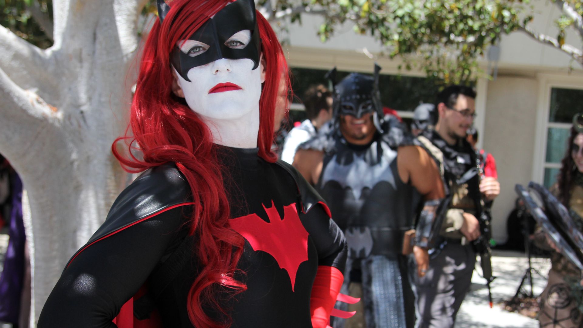 File:Batwoman cosplayer (43566096182).jpg