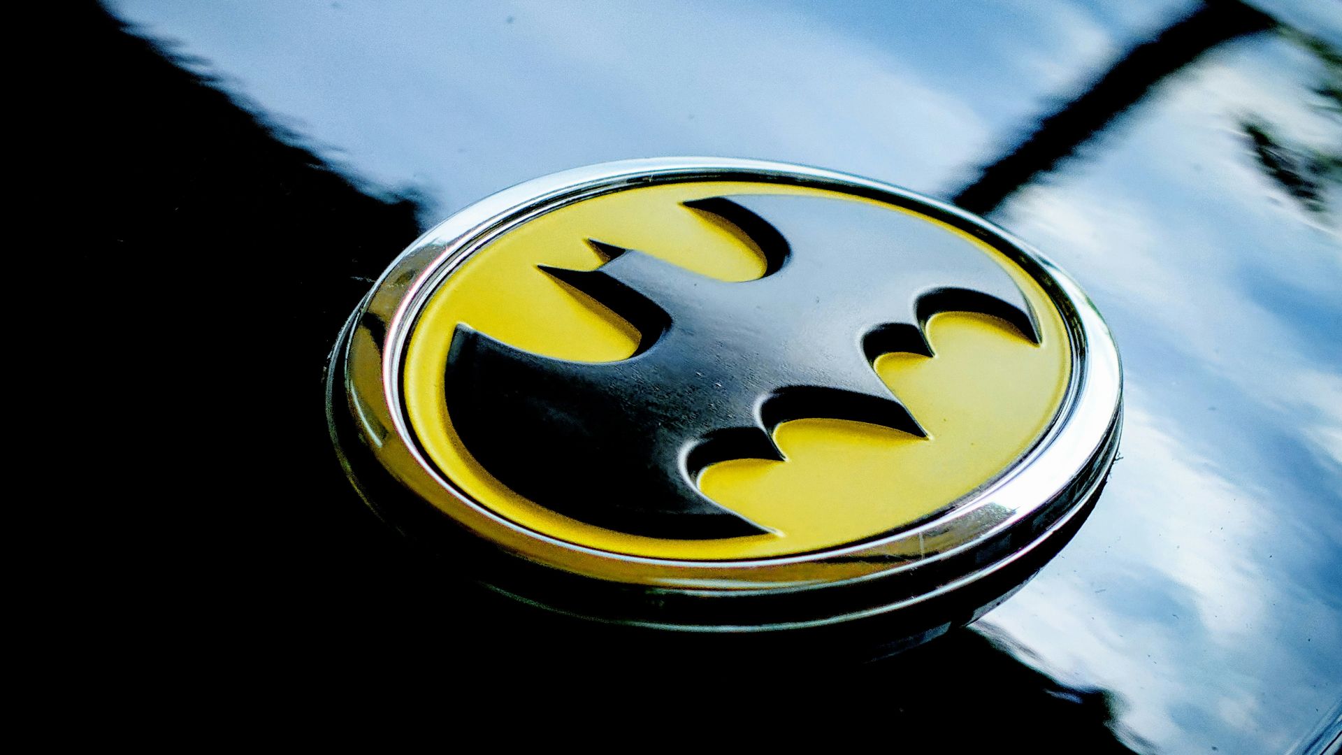 gold and silver round plate