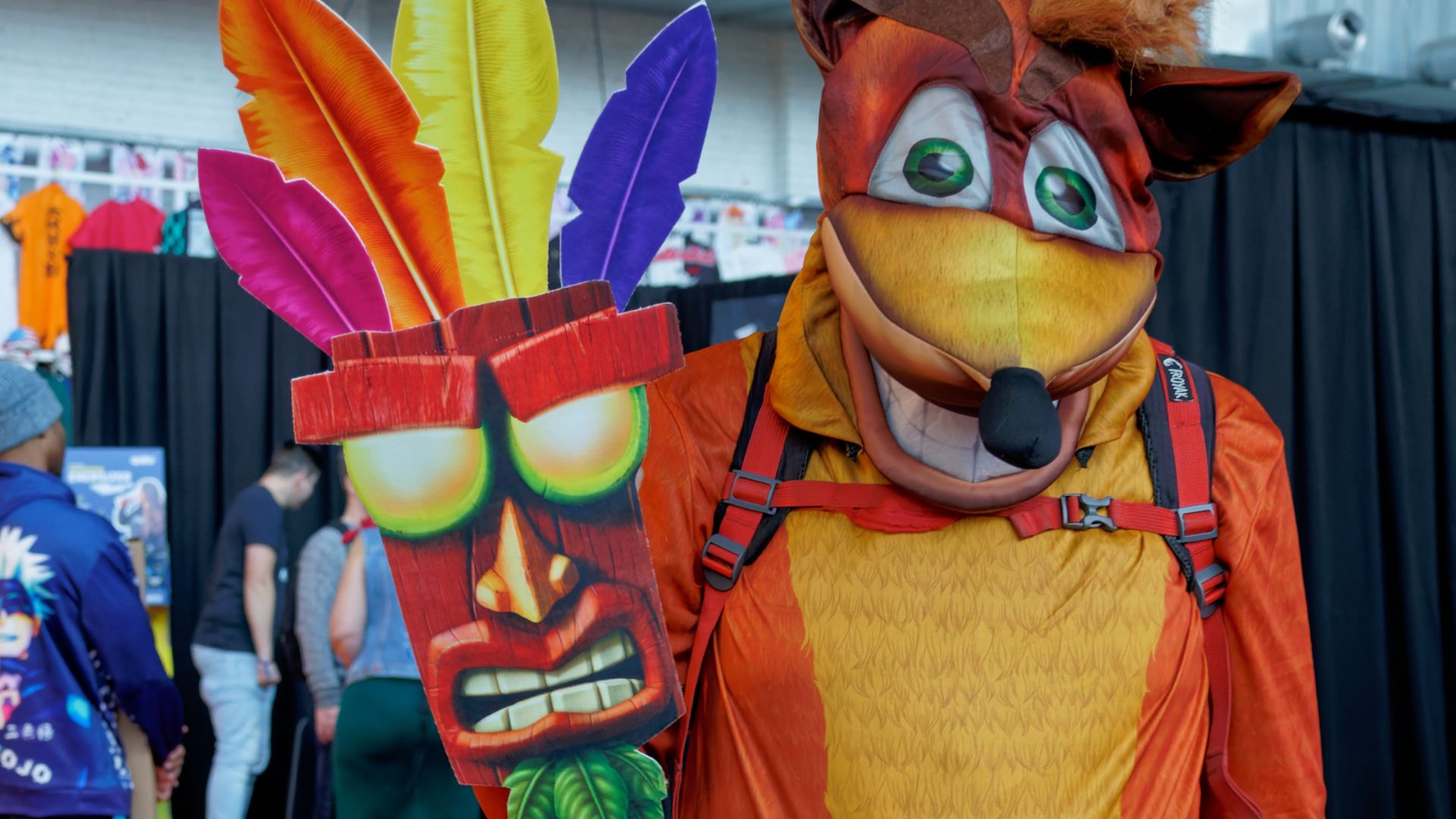 File:Cosplay of Crash Bandicoot and Aku Aku at Brussels Comic Con 2022 (51972756628).jpg