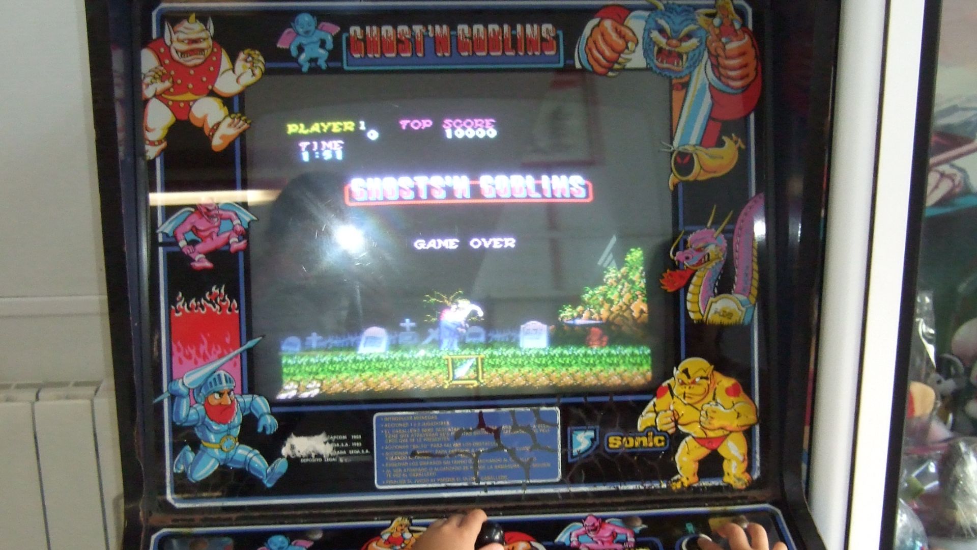 File:Niño jugando al ghosts'n goblins.JPG