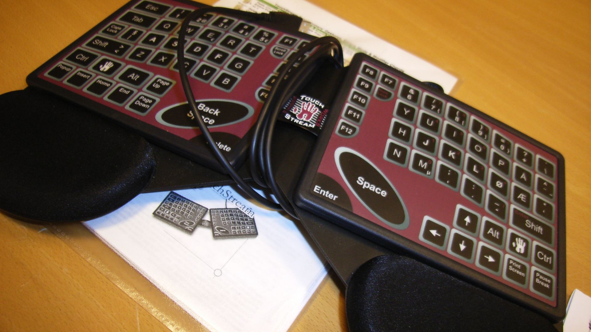 File:Fingerworks Touchstream keyboard.jpg