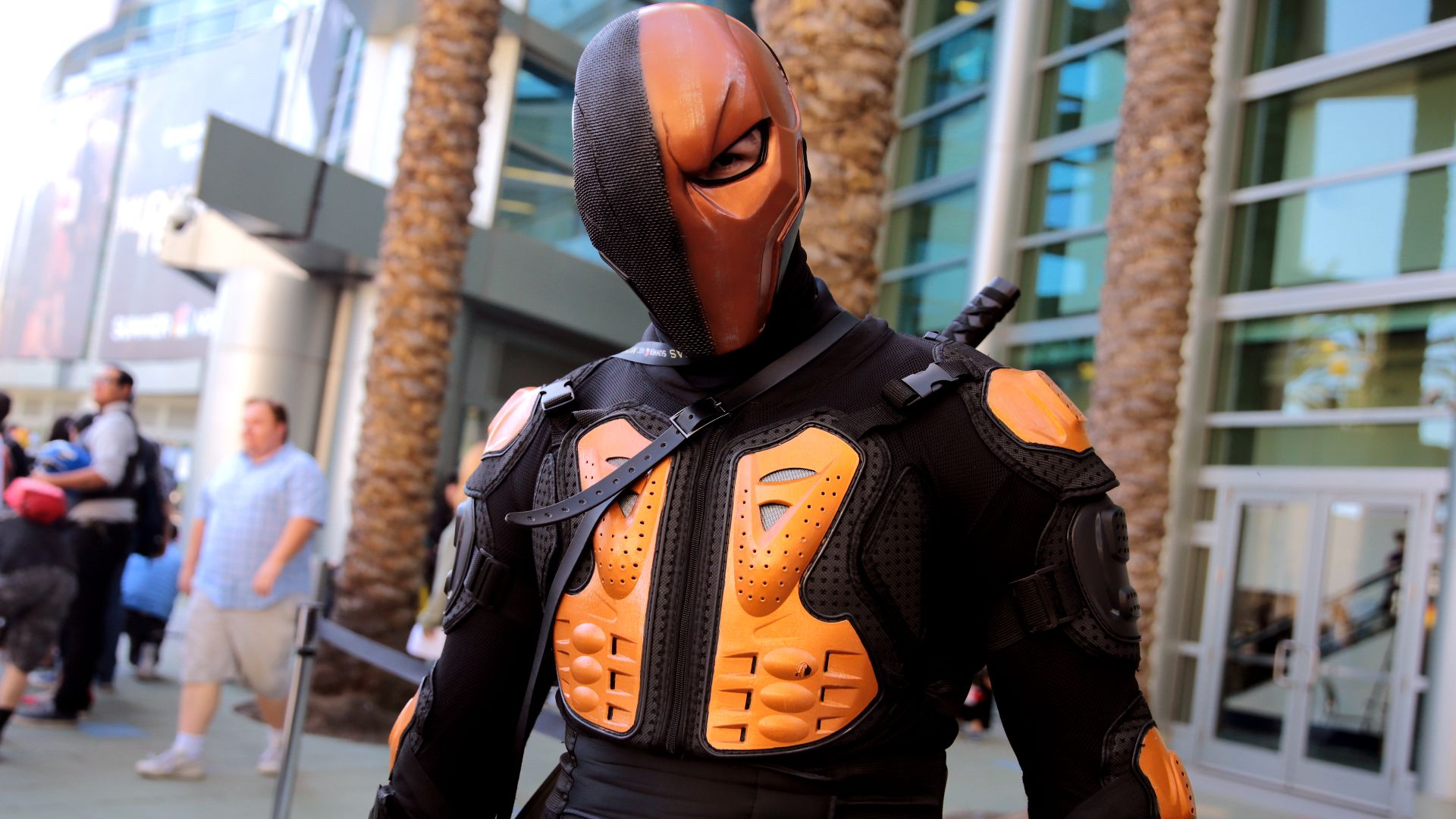 File:Deathstroke cosplayer (33738805411).jpg