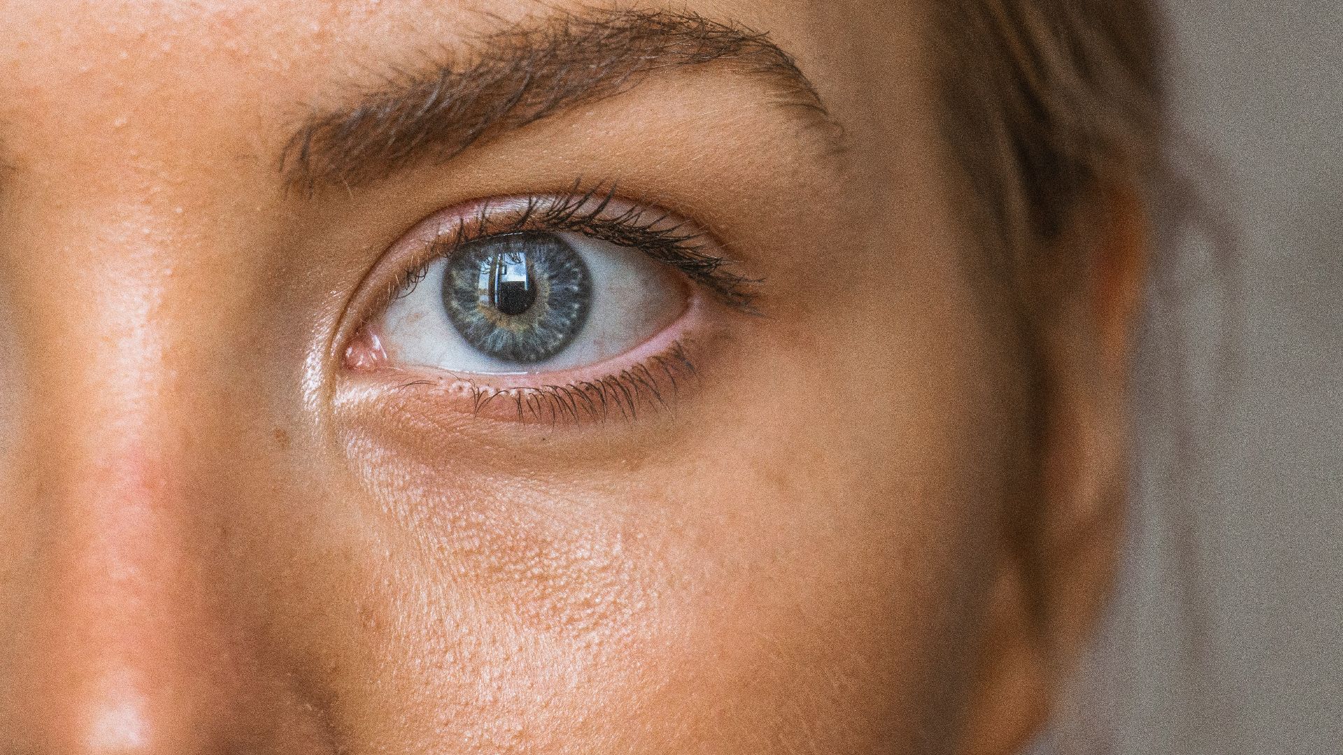 close-up photo of persons eye