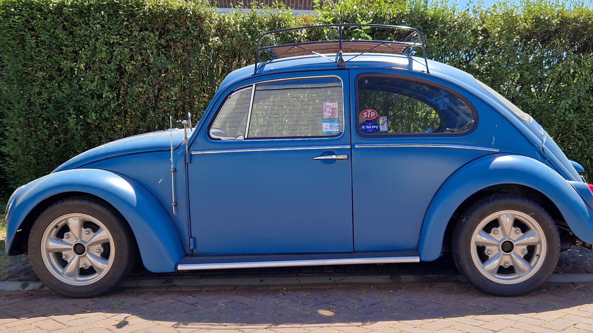 File:Blue Volkswagen Beetle side view.jpg
