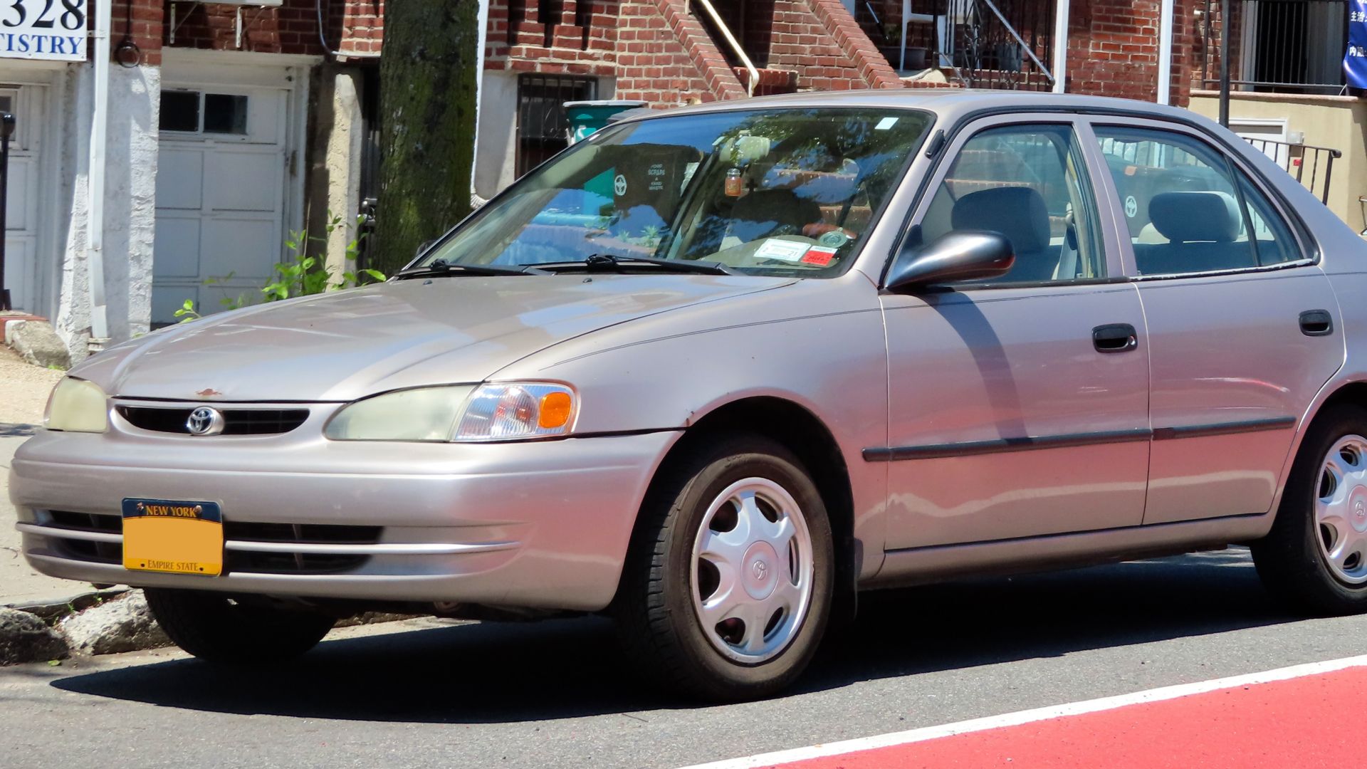 File:2000 Toyota Corolla CE, front 5.27.19.jpg