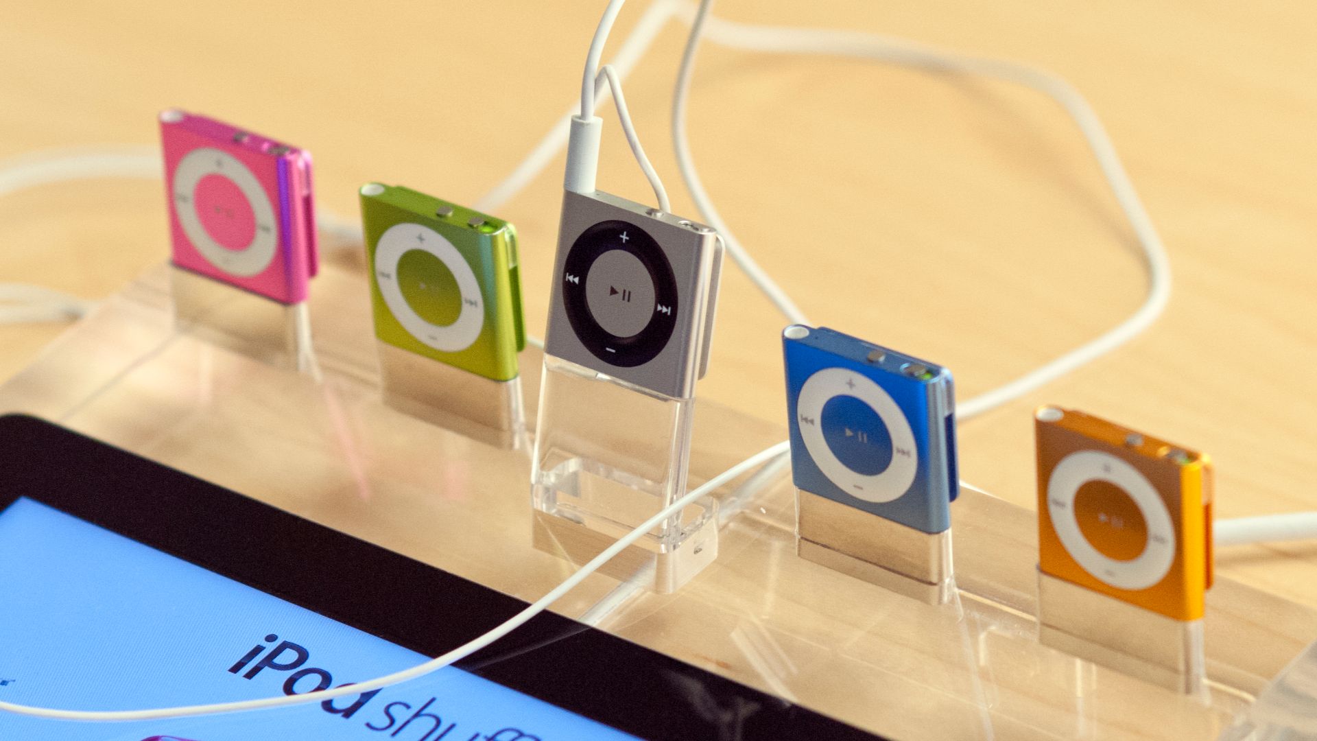 File:Apple-iPod-Shuffle-Display.jpg
