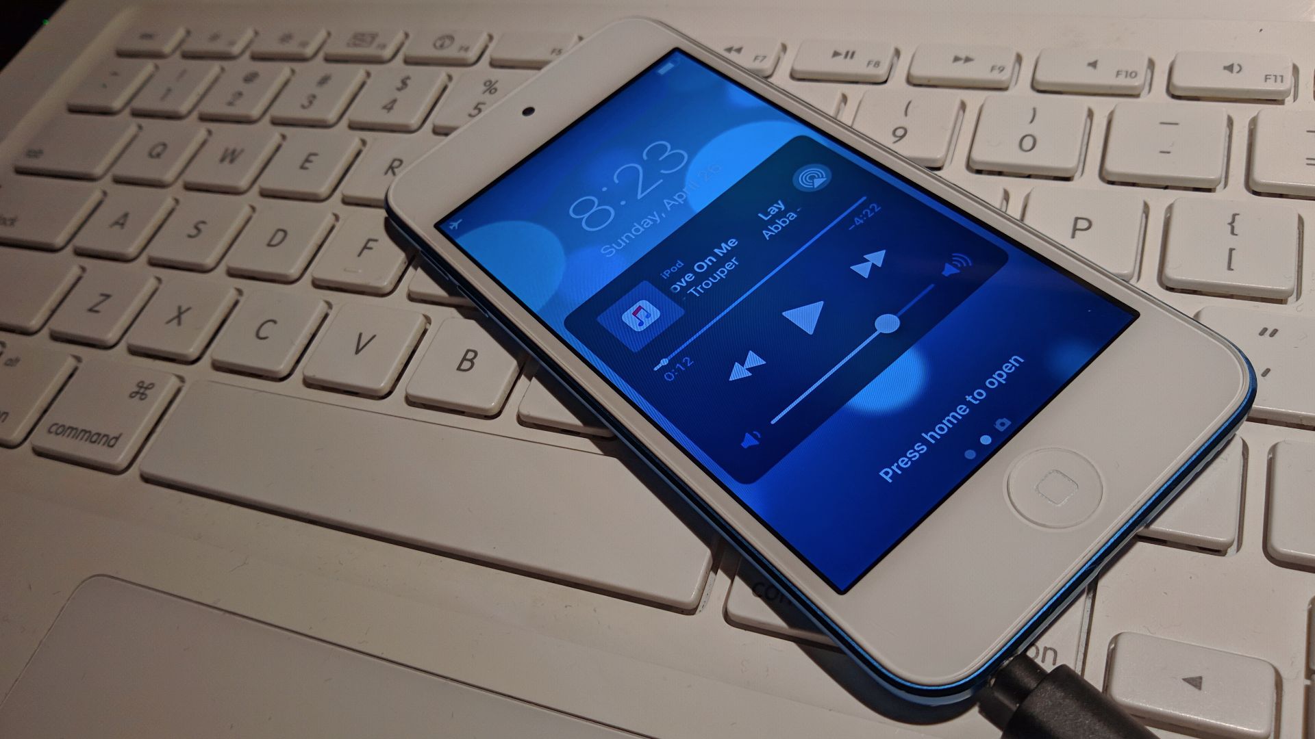 File:IPod touch by pm128.jpg