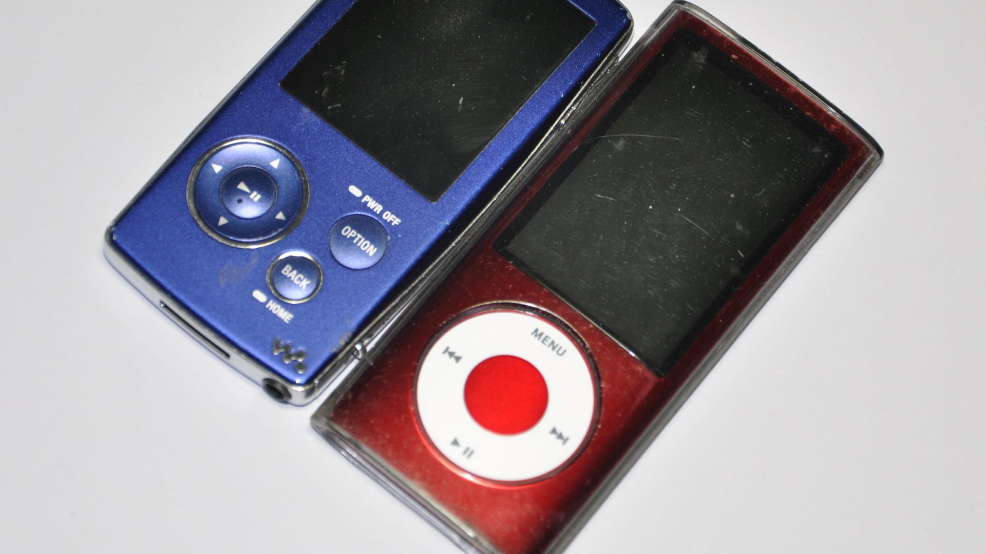 File:Walkman NWZ-810 & iPod Nano 5G.jpg