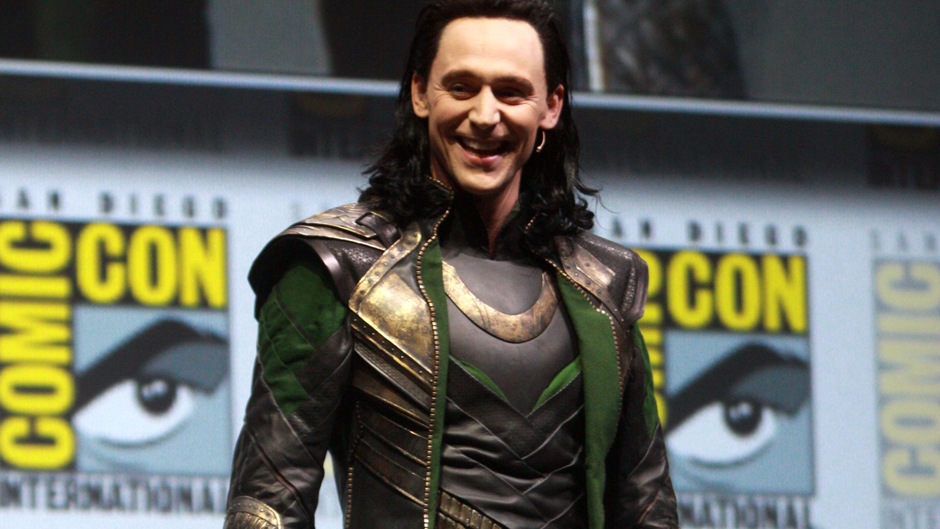 File:Tom Hiddleston by Gage Skidmore.jpg