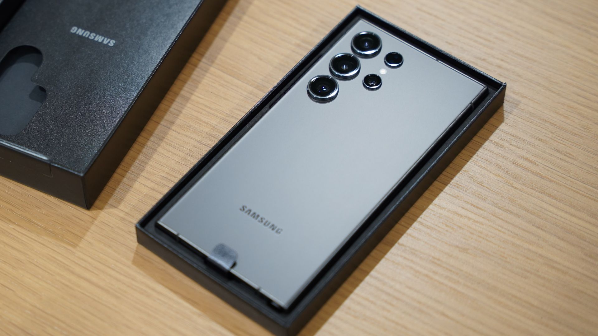 File:Samsung Galaxy S24 Ultra with retail box, rear.jpg