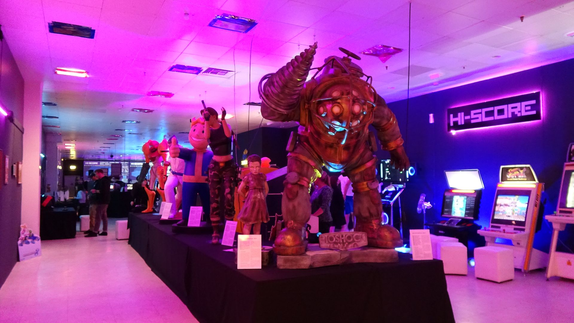 File:Eingangsbereich Computerspielmuseum Hi-Score 2023.jpg