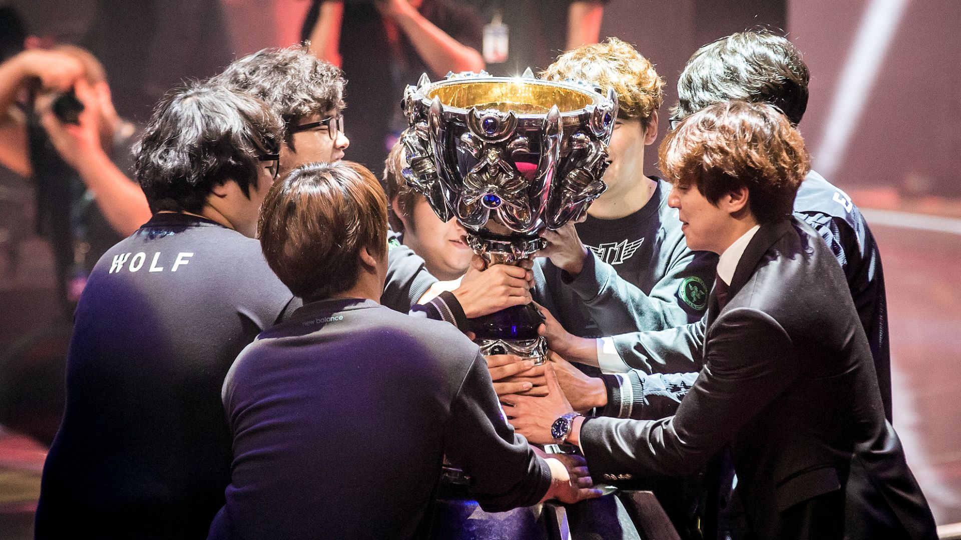 File:SK Telecom T1 with 2015 League of Legends World Champtionship trophy.jpg